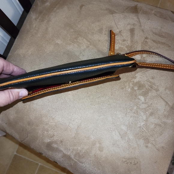 Dooney and Bourke black wristlet - Picture 5 of 6